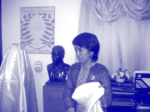 Suciwati, Munirs widow, unveils Munirs replica.